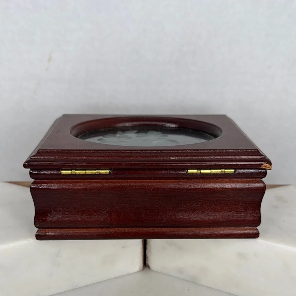 Vintage Estate Small Wooden Jewelry Box With Etched Flower Design On Oval Glass